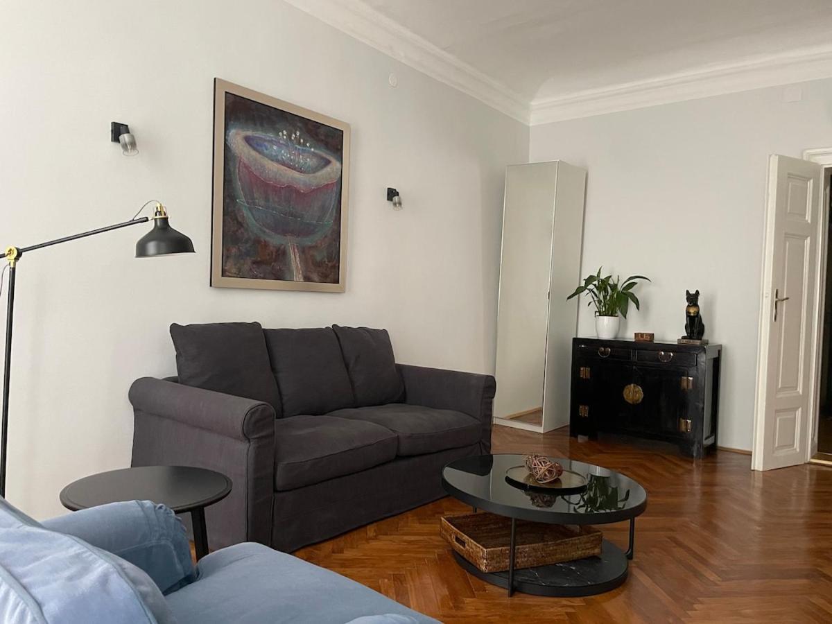Appartement Historical Flair With Two Bedrooms *