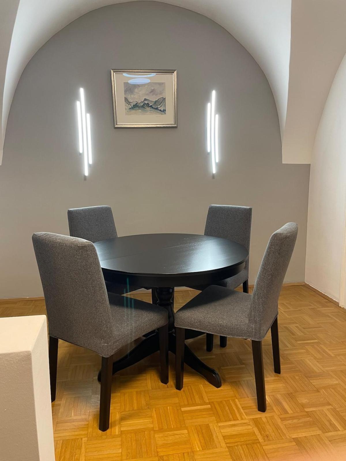 Appartement Historical Flair With Two Bedrooms *